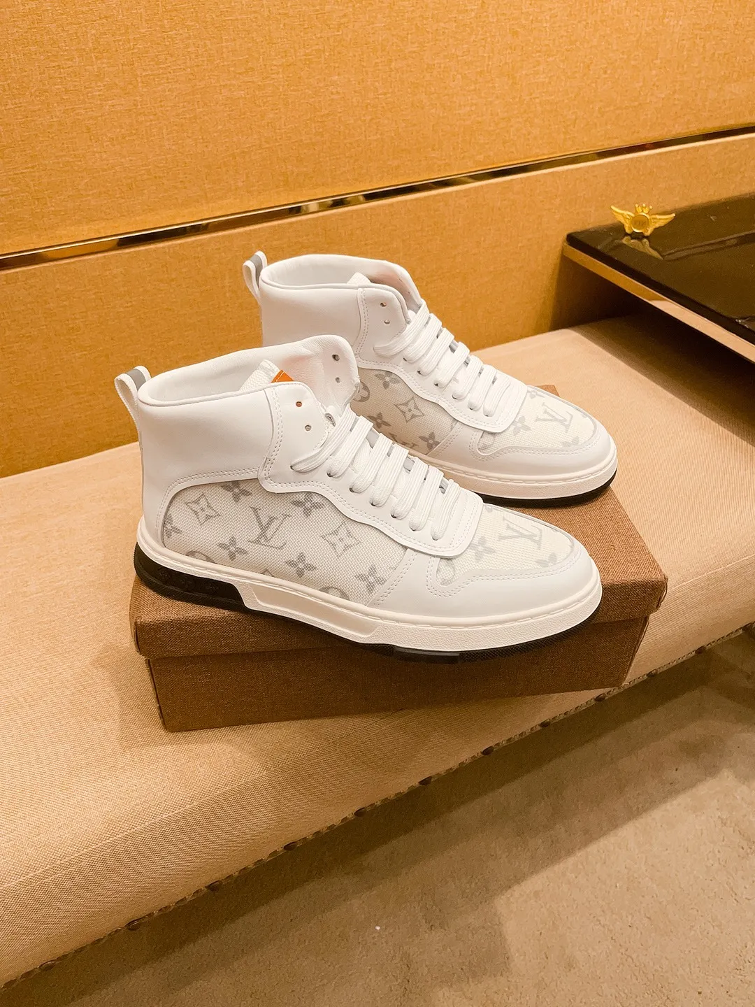 Men's shoes 💰 440💰【 LV 】🔥 Louis Vuitton, high-end men's shoes brand, official website 1:1 latest masterpiece: the upper is made of first-layer cowhide imported from Italy with a comfortable and breathable lining➕original non-slip and wear-resistant outsole🔥, making walking more convenient and comfortable! An exclusive new model, a stunning work, a beautiful 1:1 replica [color] compared to the official quality! Create a fashionable personality to set off your uniqueness! A must-have for trendy men! Classic🔥Size: 38-44 Color: 🔥Multiple colors available🔥